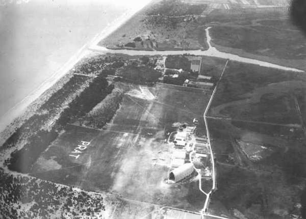 Imagen aérea del antiguo AERÓDROMO de LA VOLATERIA, precursor del actual aeropuerto, del año 1928. Se puede observar la laguna del Remolar y un hangar de dirigibles